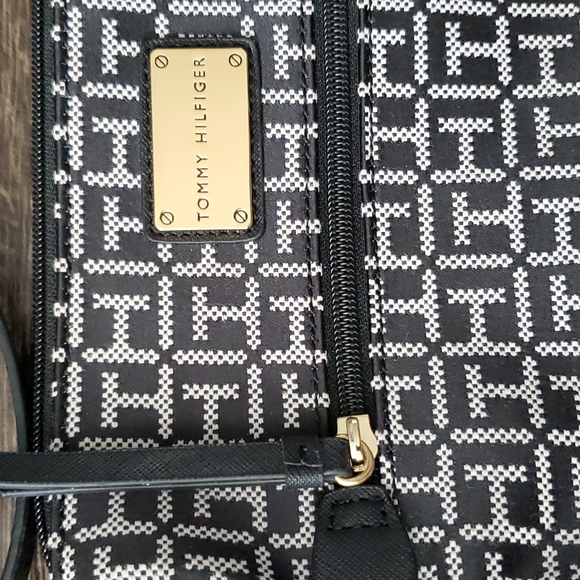 🖤🤍 Brand New Tommy Hilfiger Monogram Black & White Crossbody Purse  Bag - Picture 3 of 16